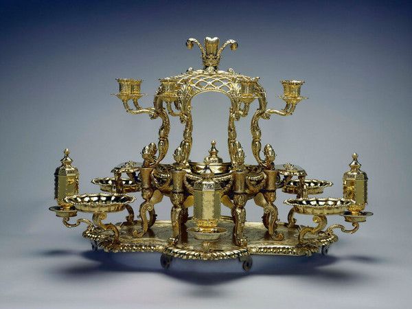 MEUBLES VAISSELLE OBJETS DE DECORATIONS